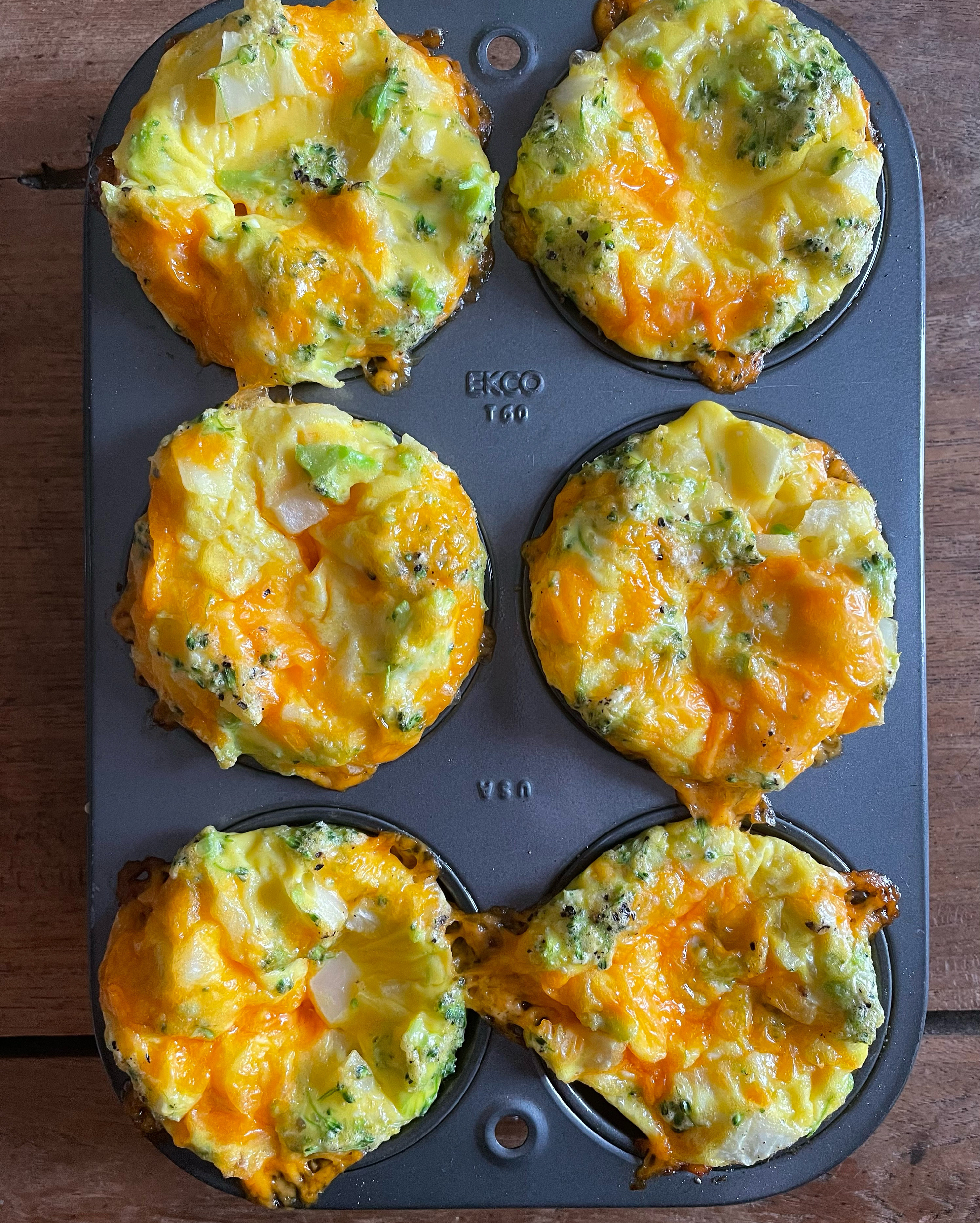 Broccoli Cheddar Egg Muffins. - harvestandnourish.com