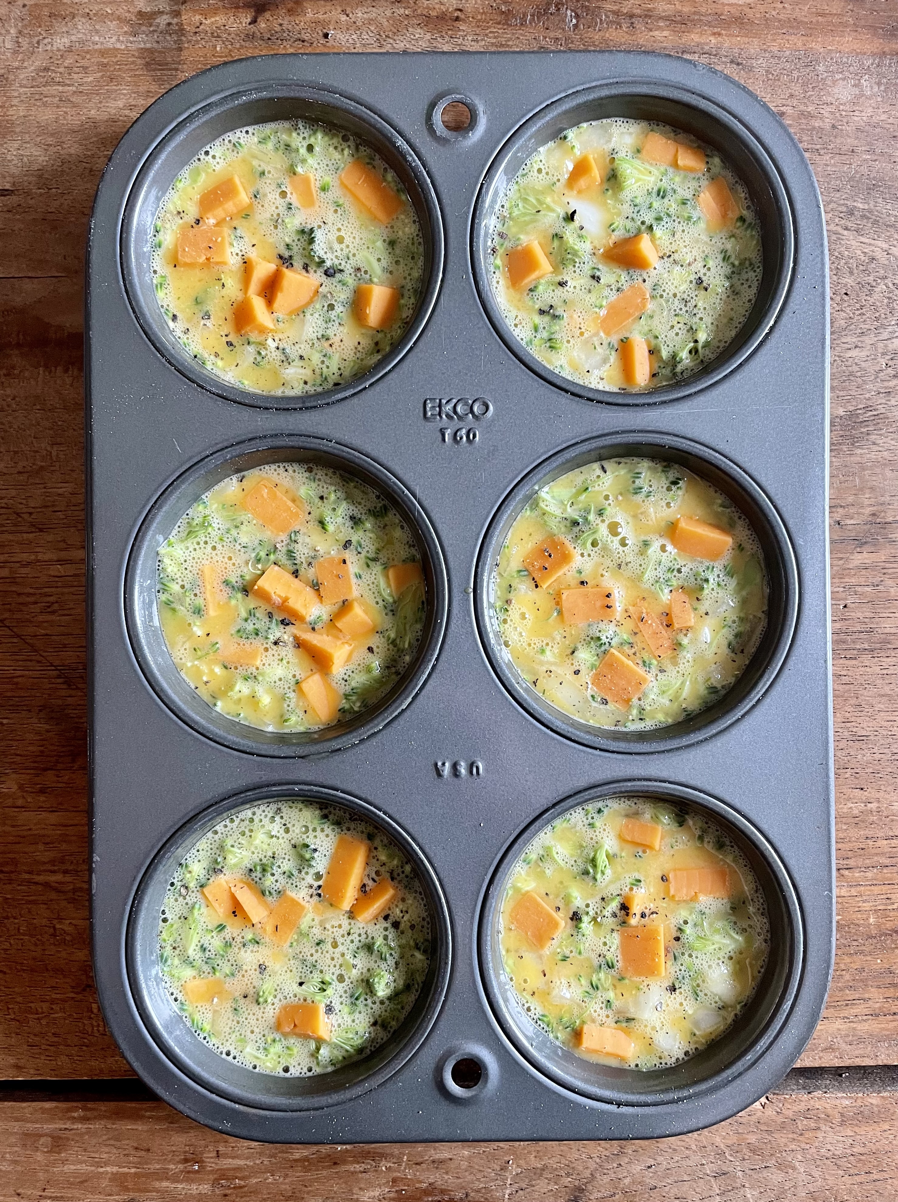 Broccoli Cheddar Egg Muffins. - harvestandnourish.com