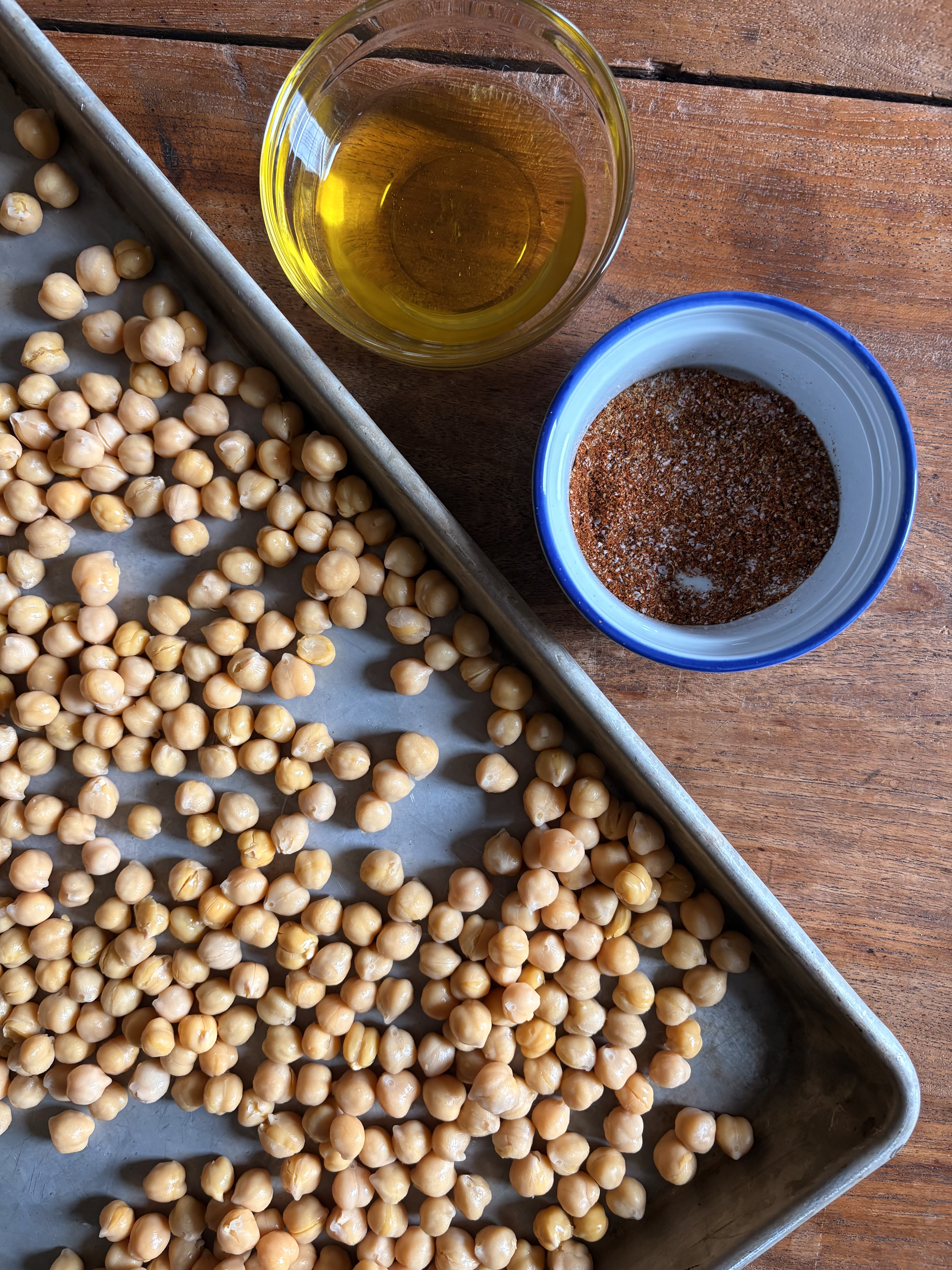 Crispy Roasted Chickpeas. - harvestandnourish.com