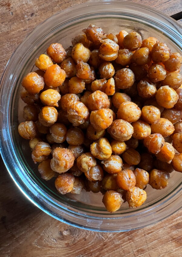 Crispy Oven Roasted Chickpeas. - harvestandnourish.com
