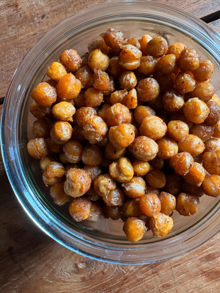 Crispy Oven Roasted Chickpeas. - harvestandnourish.com