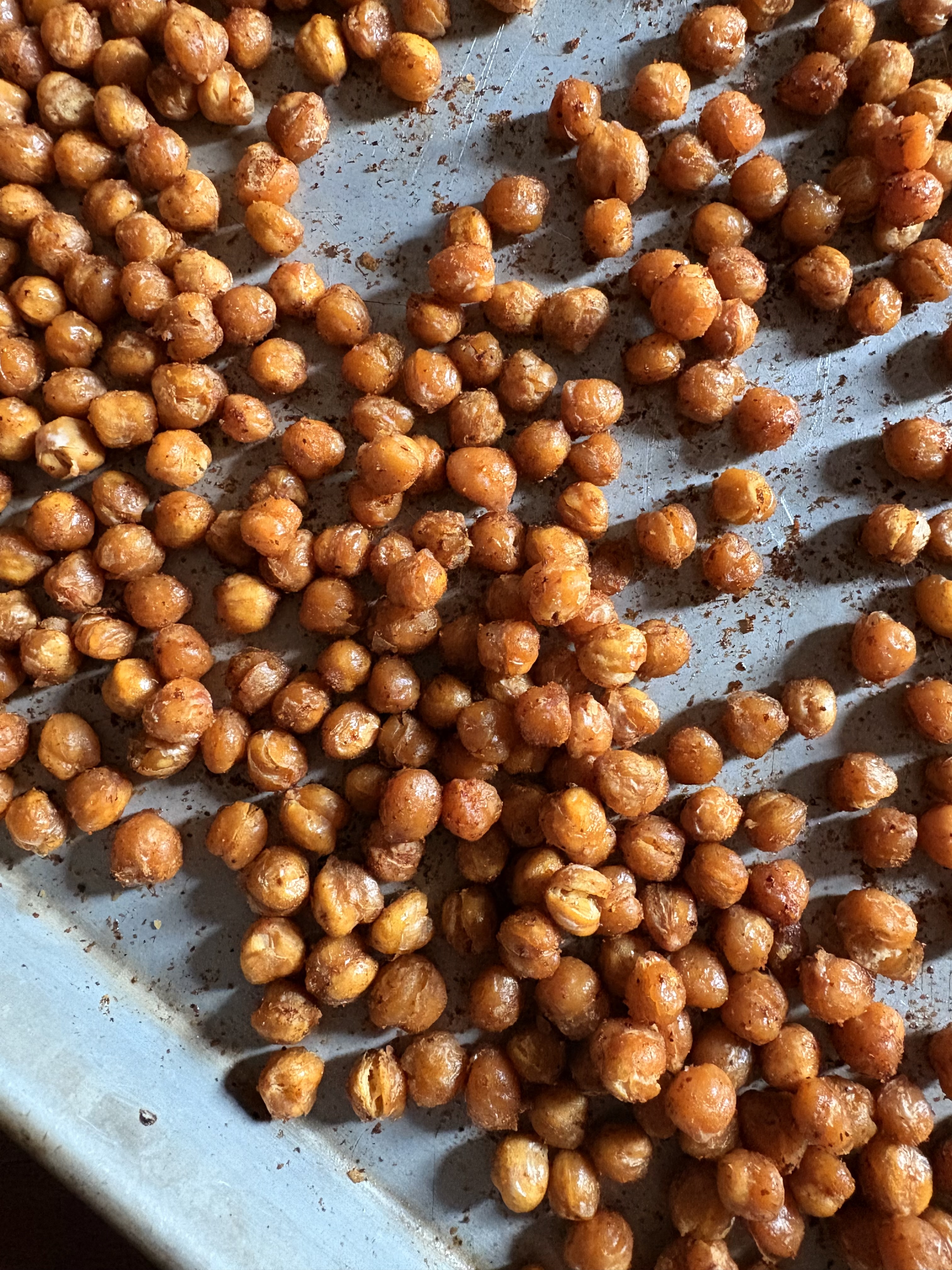 Crispy Roasted Chickpeas. - harvestandnourish.com