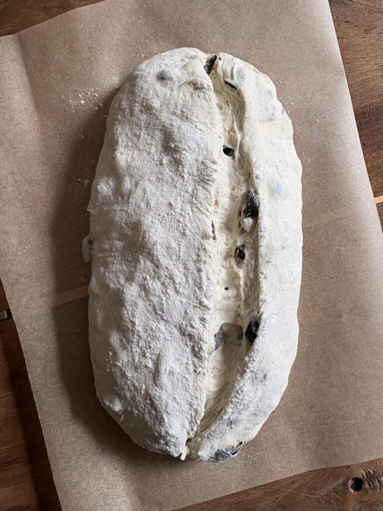 No-Knead Olive Artisan Bread. - harvestandnourish.com