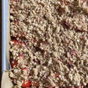 Strawberry Oatmeal Crisp Bars. - harvestandnourish.com
