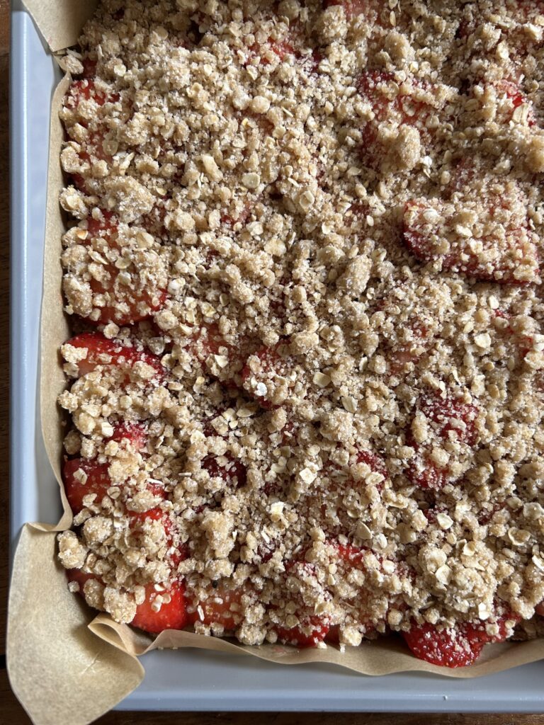 Strawberry Oatmeal Crisp Bars. - harvestandnourish.com