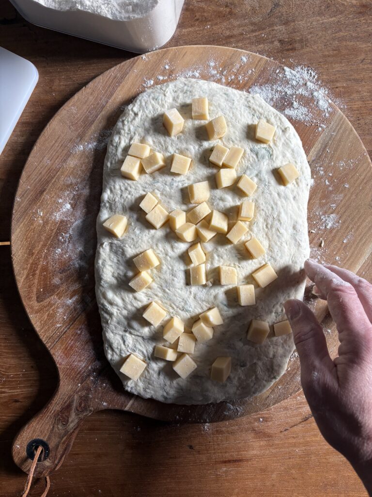 No-Knead Dill Gouda Artisan Bread. - harvestandnourish.com