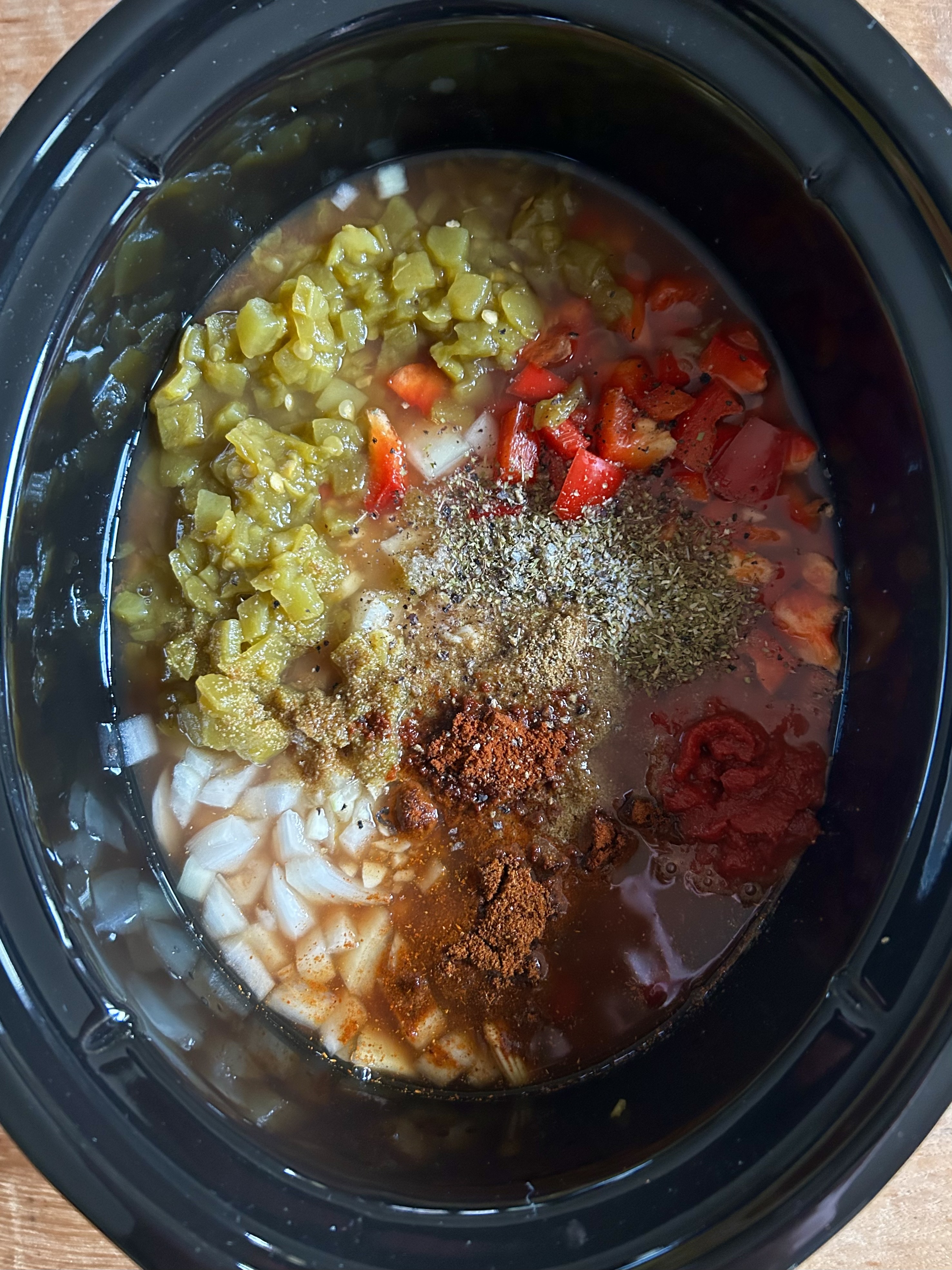 Slow Cooker Beef Chili. - harvestandnourish.com 
