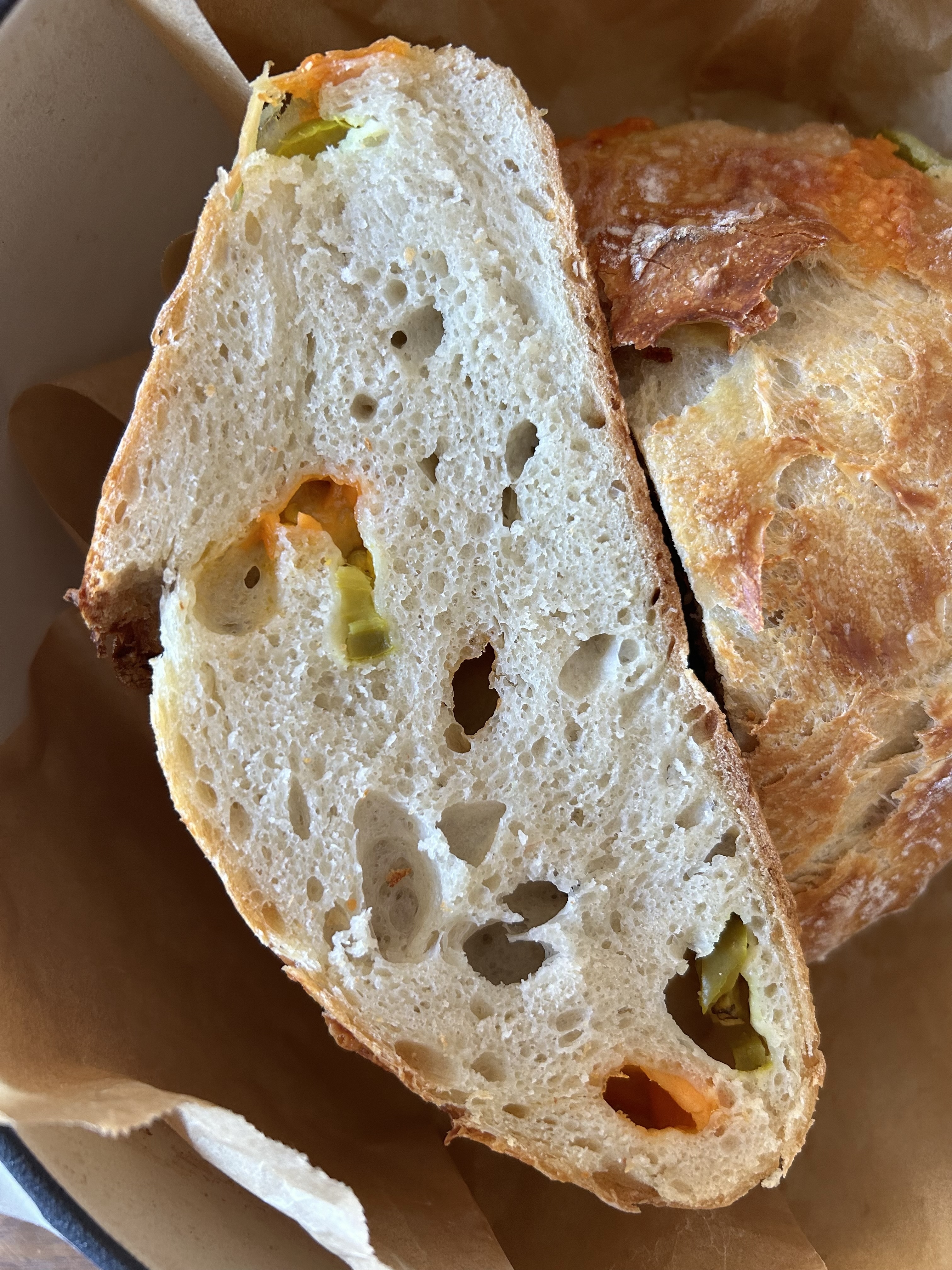 Jalapeño Cheddar Artisan Bread. - harvestandnourish.com