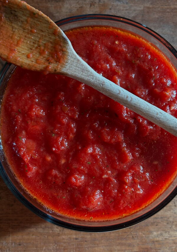 No-Cook Tomato Sauce. - harvestandnourish.com