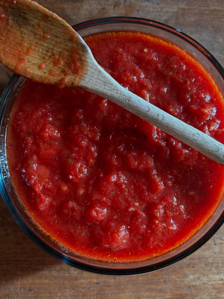 No-Cook Tomato Sauce. - harvestandnourish.com