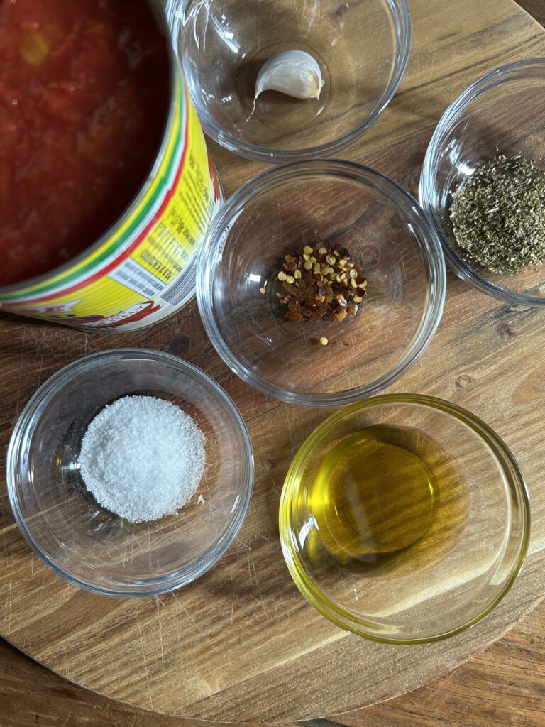 No-Cook Tomato Sauce. - harvestandnourish.com