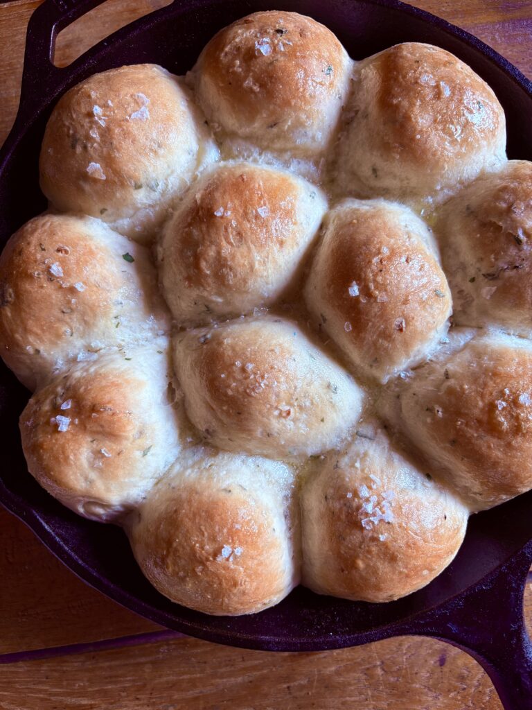 Herb & Garlic Skillet Rolls. - harvestandnourish.com