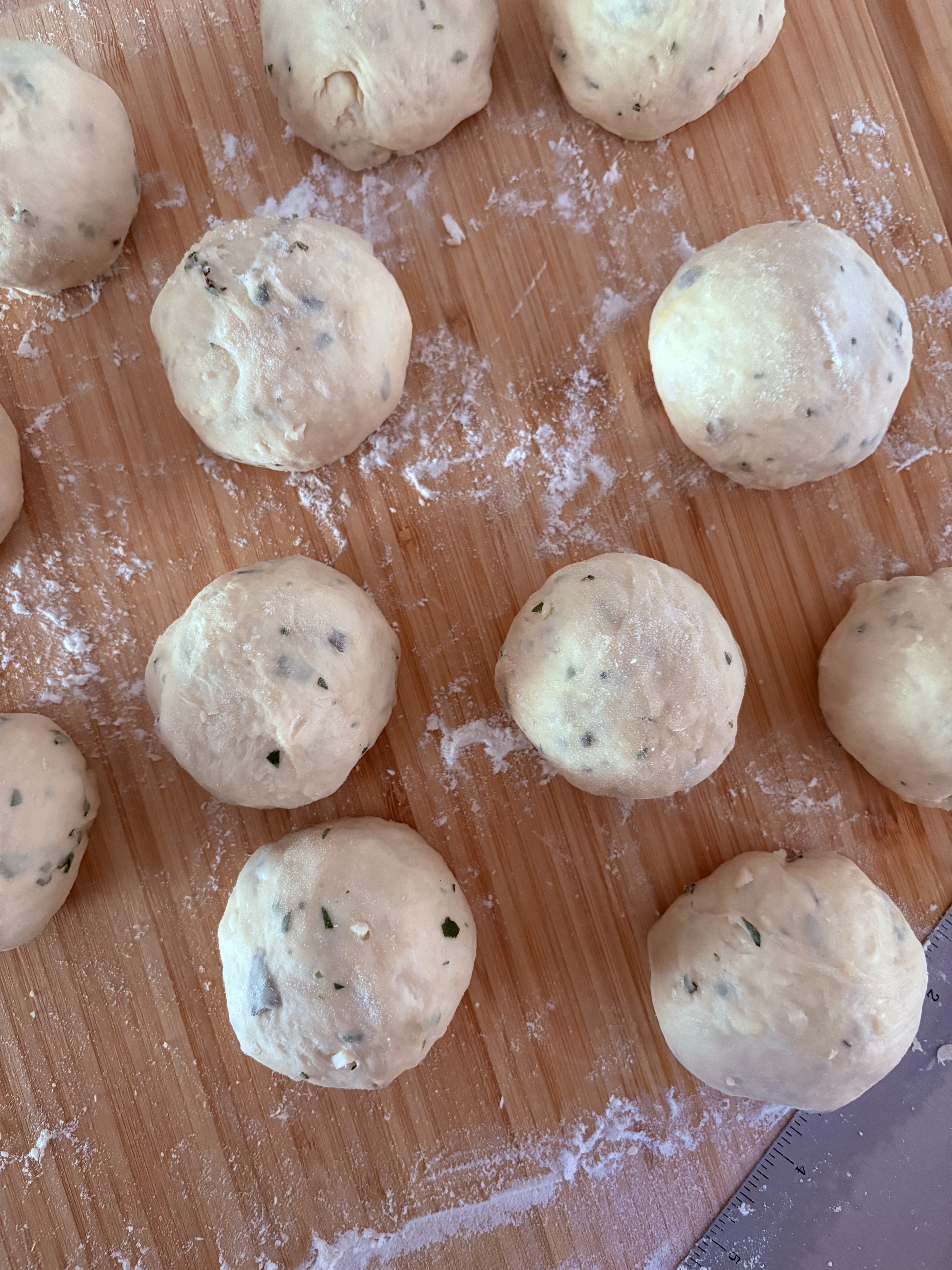Herb & Garlic Skillet Rolls. - harvestandnourish.com