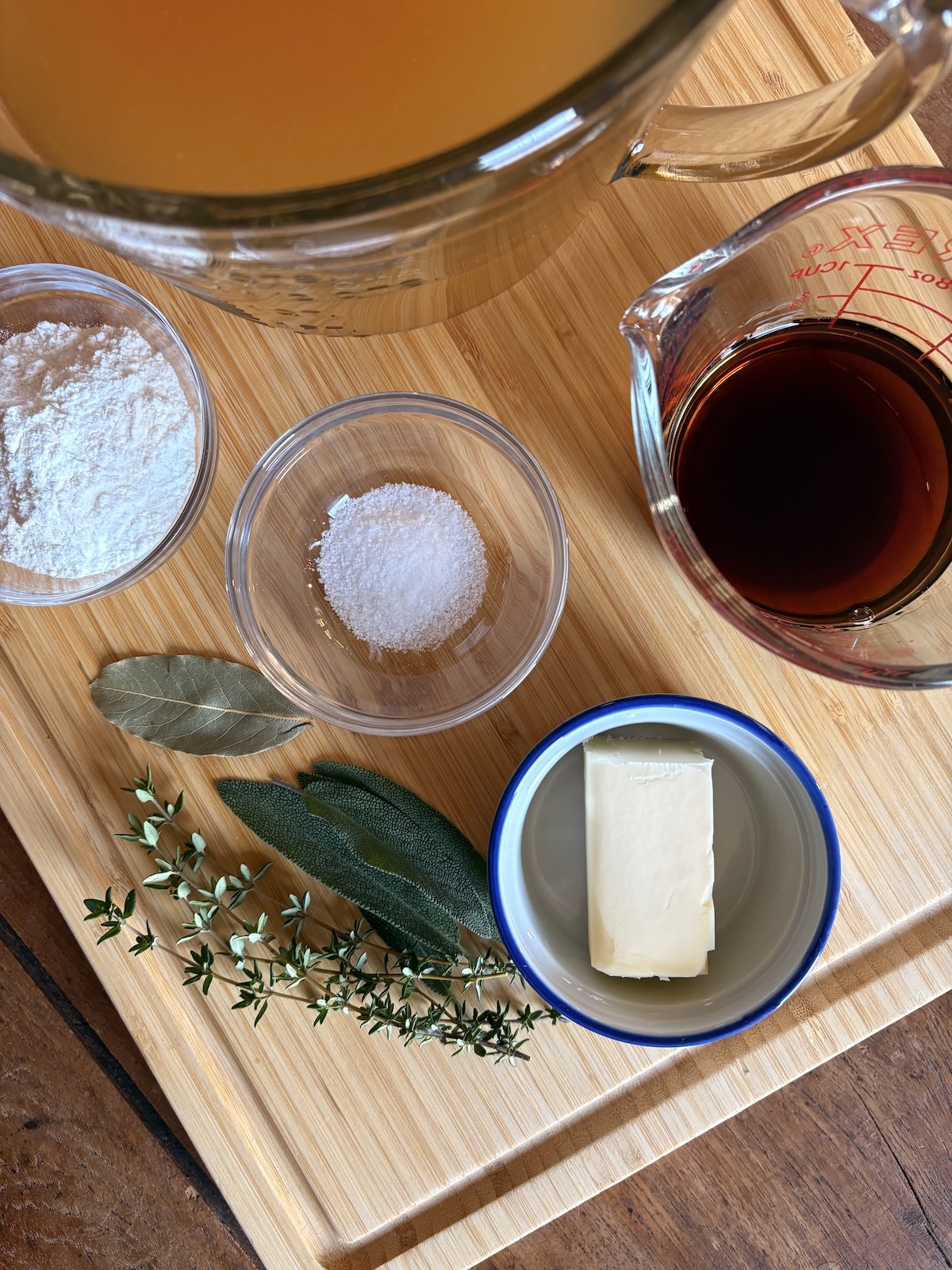 Simple Make-Ahead Gravy. - harvestandnourish.com